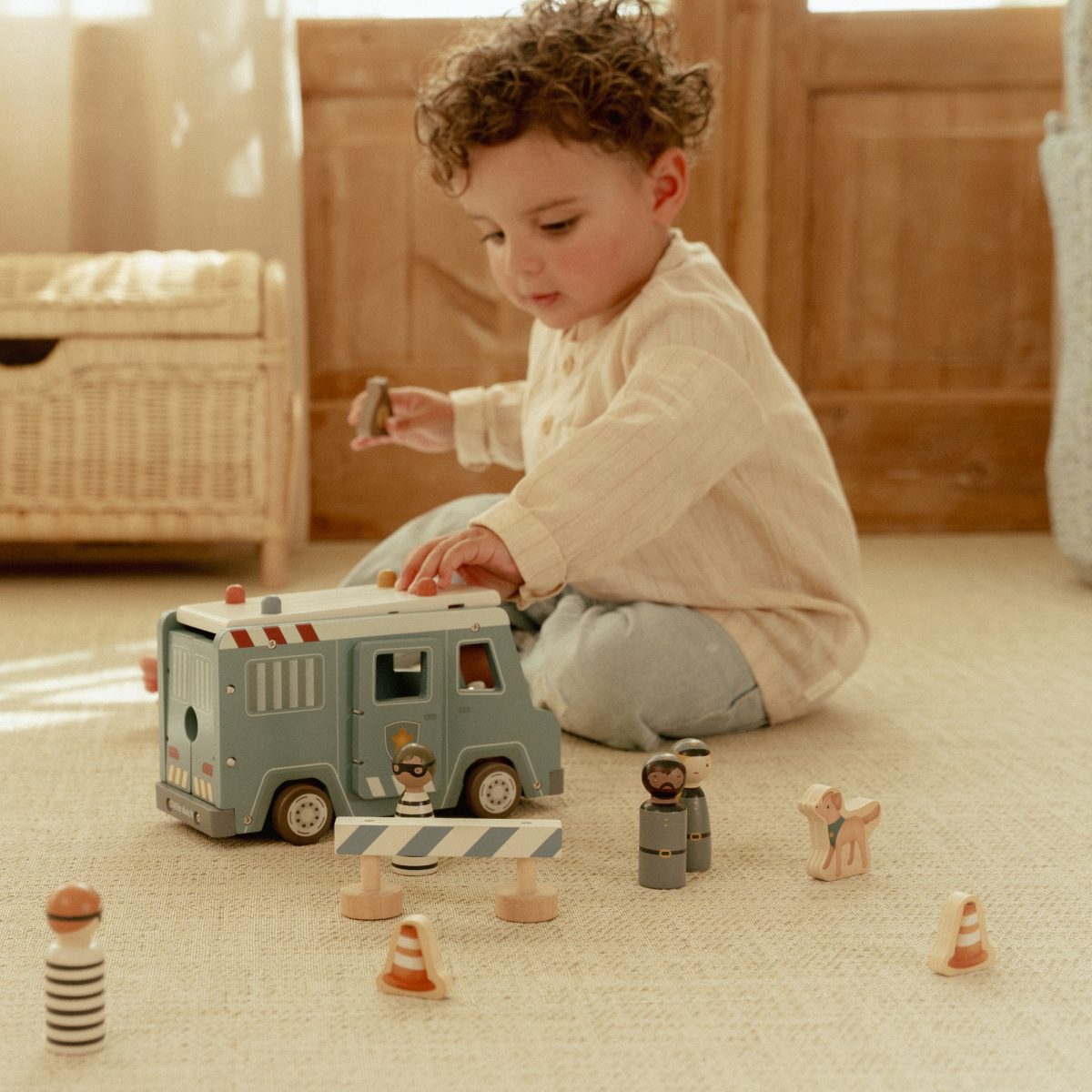 Little Dutch: drewniane autko samochód policyjny z figurkami - obrazek 2