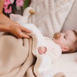 BabyOno: Kocyk bawełniany z ociepleniem beżowy 75×100 cm - obrazek 2