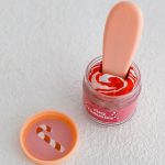 Tiny Harlow: magiczna butelka i słoiczek z łyżeczką do karmienia lalek Christmas Candy Cane - obrazek 2