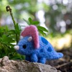 AGNA WOOL ART: Ufilcuj go sam! Zestaw do filcowania Triceratops - obrazek 2