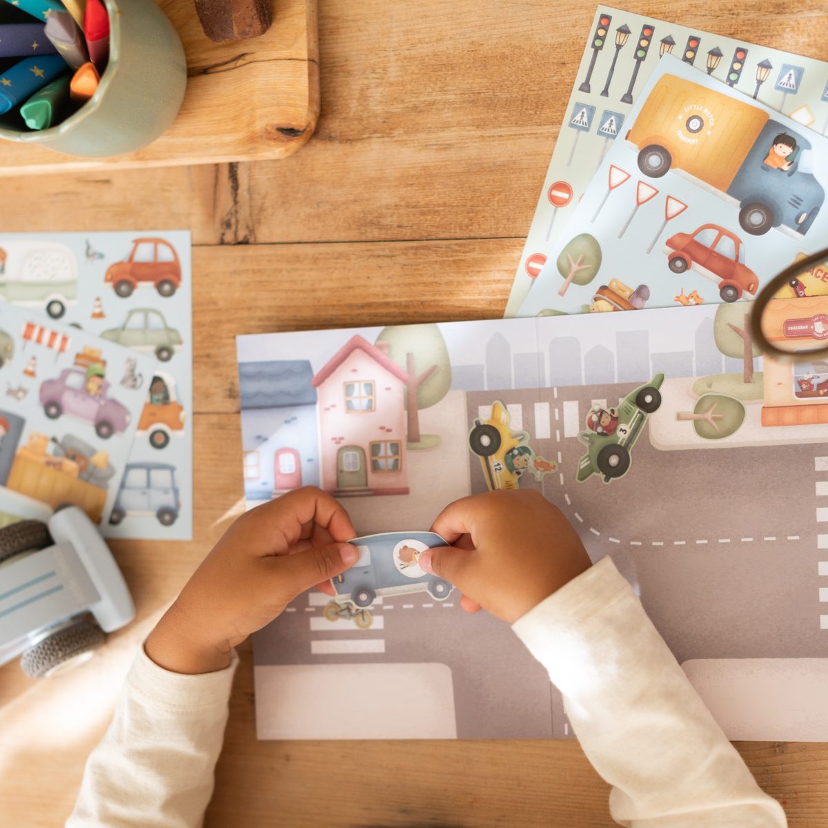 Little Dutch: książeczka z naklejkami Jim na ulicy - obrazek 3