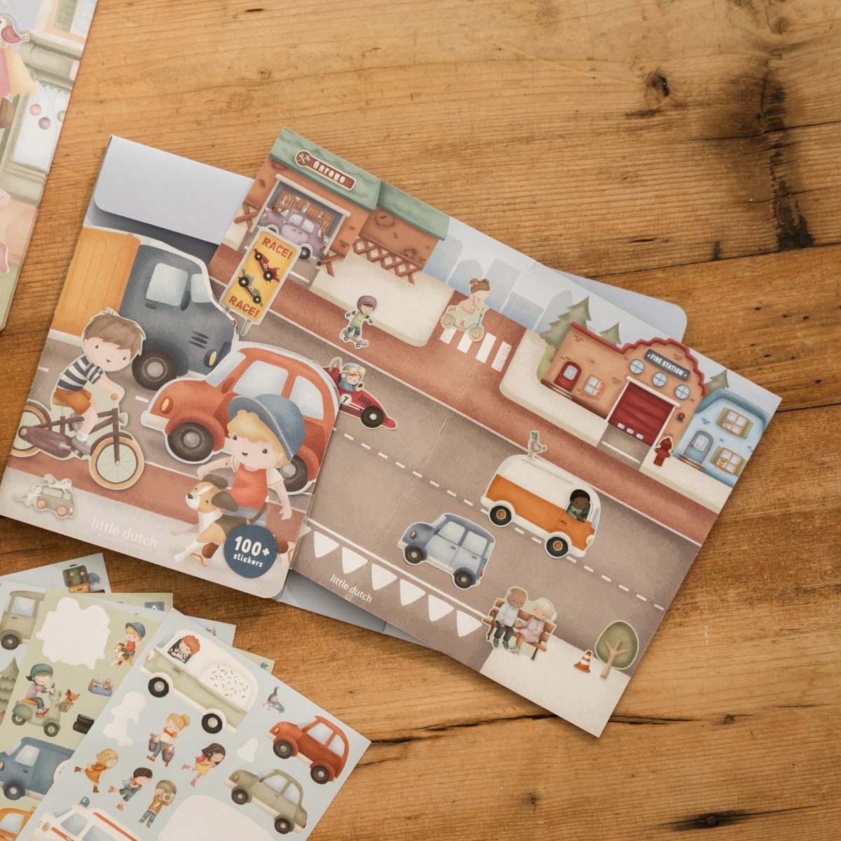 Little Dutch: książeczka z naklejkami Jim na ulicy - obrazek 2