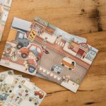 Little Dutch: książeczka z naklejkami Jim na ulicy - obrazek 2