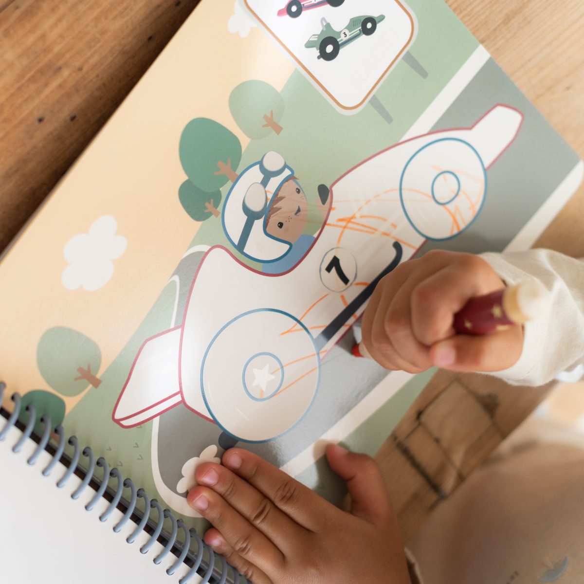 Little Dutch: kreatywny zeszyt z kredkami Jim & Friends - obrazek 3