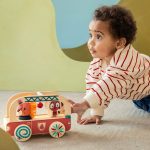 Lilliputiens Drewniany wózek do ciągnięcia Wóz strażacki Lew Jack 12 m+ - obrazek 4