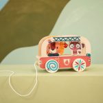 Lilliputiens Drewniany wózek do ciągnięcia Wóz strażacki Lew Jack 12 m+ - obrazek 3