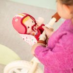 Lilliputiens Lalka dzidziuś w foteliku rowerowym z kaskiem Lena 18 m+ - obrazek 3