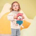 Lilliputiens Lalka dzidziuś w nosidełku i z czapeczką Jeanne 18 m+ - obrazek 2