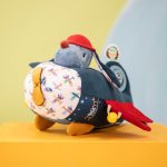 Lilliputiens Przytulanka aktywizująca wielofunkcyjna Samolot Piesek Jules 9 m+ - obrazek 3