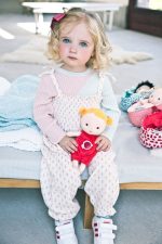 LILLIPUTIENS Lalka dzidziuś w koszyczku z ubrankiem i kocykiem Aghate 12 m+ - obrazek 3