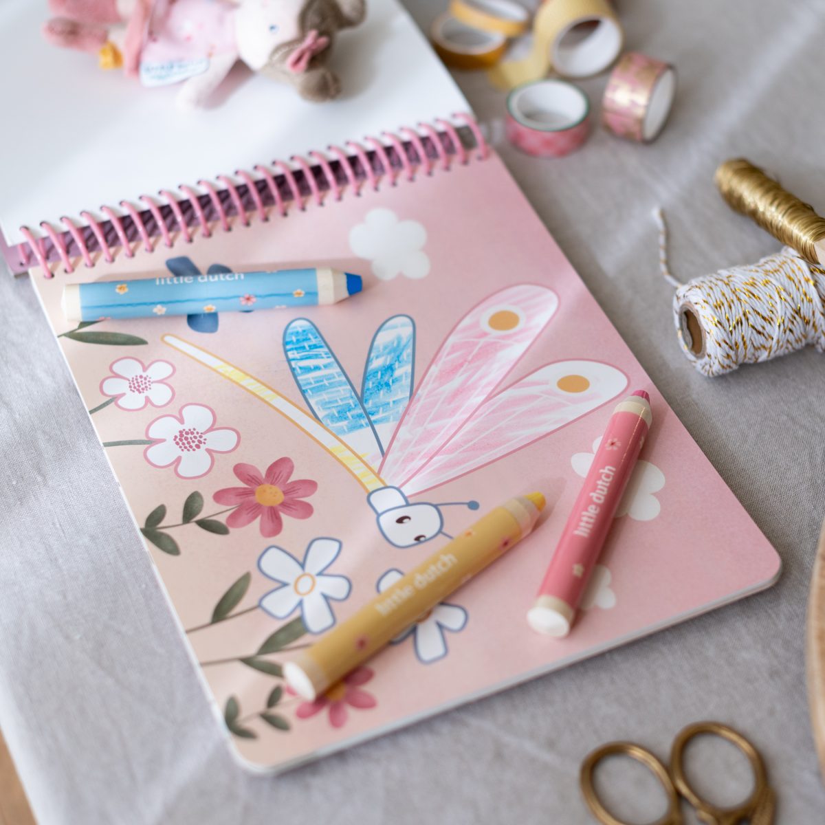 Little Dutch: kreatywny zeszyt z kredkami Rosa & Friends - obrazek 2