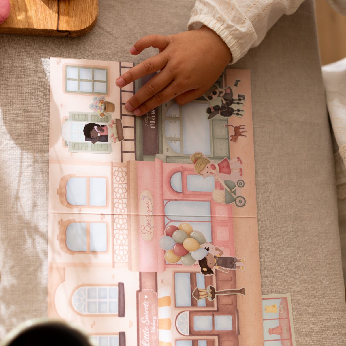 Little Dutch: książeczka z naklejkami Rosa na zakupach - obrazek 2