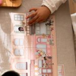 Little Dutch: książeczka z naklejkami Rosa na zakupach - obrazek 2