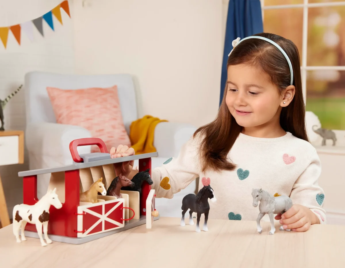 Terra by Battat: Drewniana stajnia z końmi 6 ras - obrazek 4