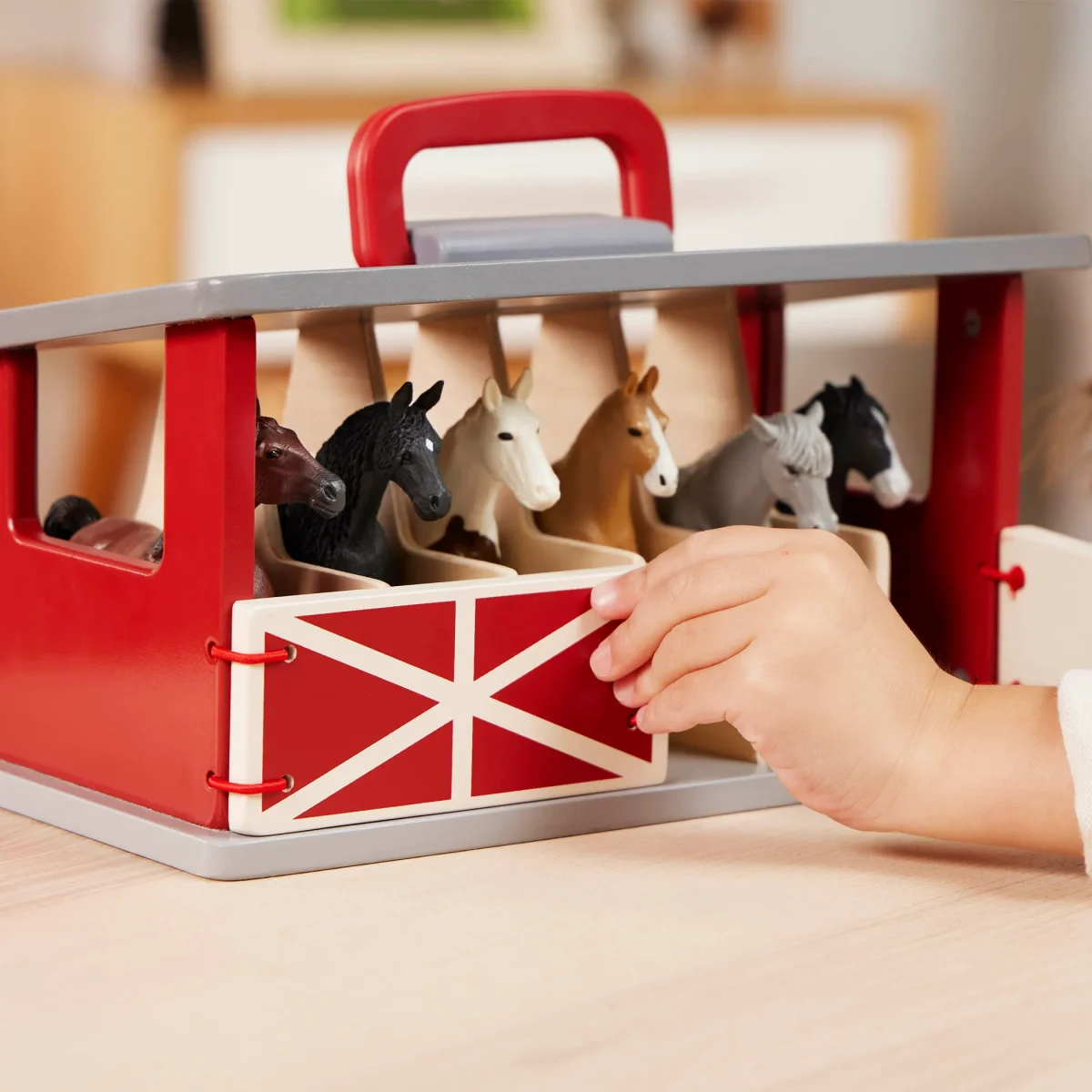 Terra by Battat: Drewniana stajnia z końmi 6 ras - obrazek 7