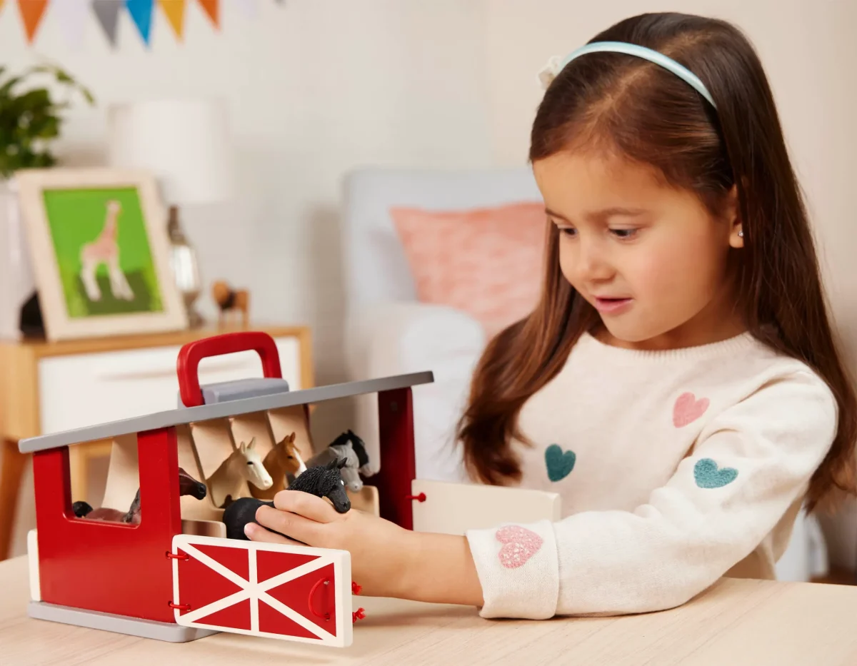 Terra by Battat: Drewniana stajnia z końmi 6 ras - obrazek 2