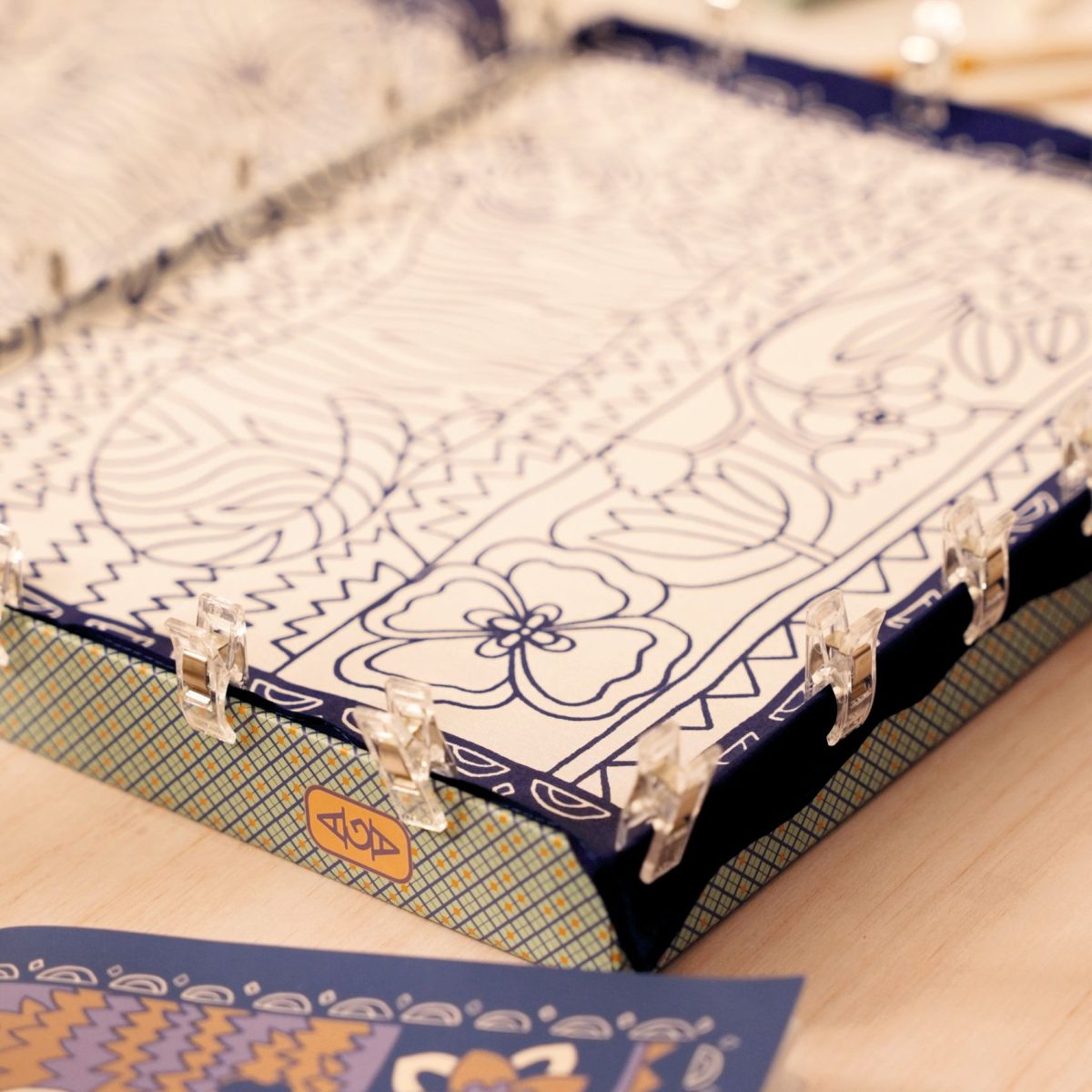 Djeco: AGA Atelier 10 - zestaw artystyczny malowanie na jedwabiu 15+ - obrazek 6