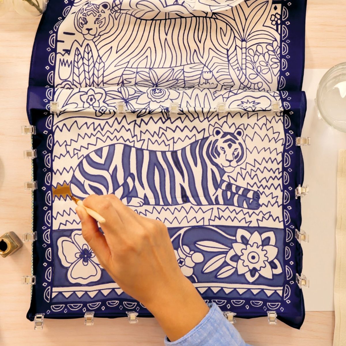 Djeco: AGA Atelier 10 - zestaw artystyczny malowanie na jedwabiu 15+ - obrazek 5