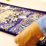 Djeco: AGA Atelier 10 - zestaw artystyczny malowanie na jedwabiu 15+ - obrazek 4