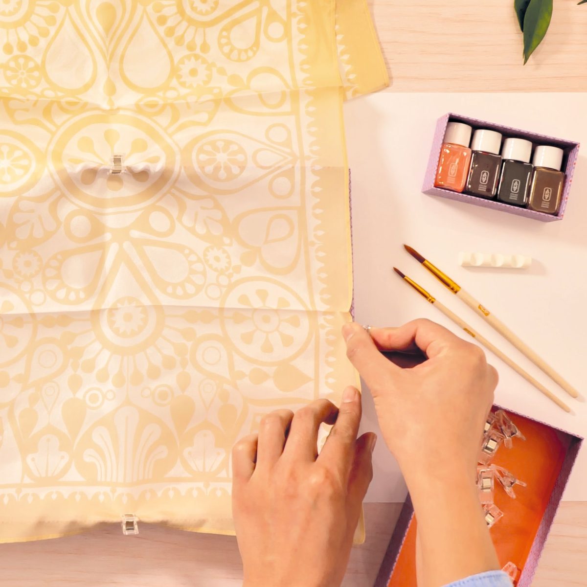 Djeco: AGA Atelier 10 - zestaw artystyczny malowanie na jedwabiu 15+ - obrazek 4