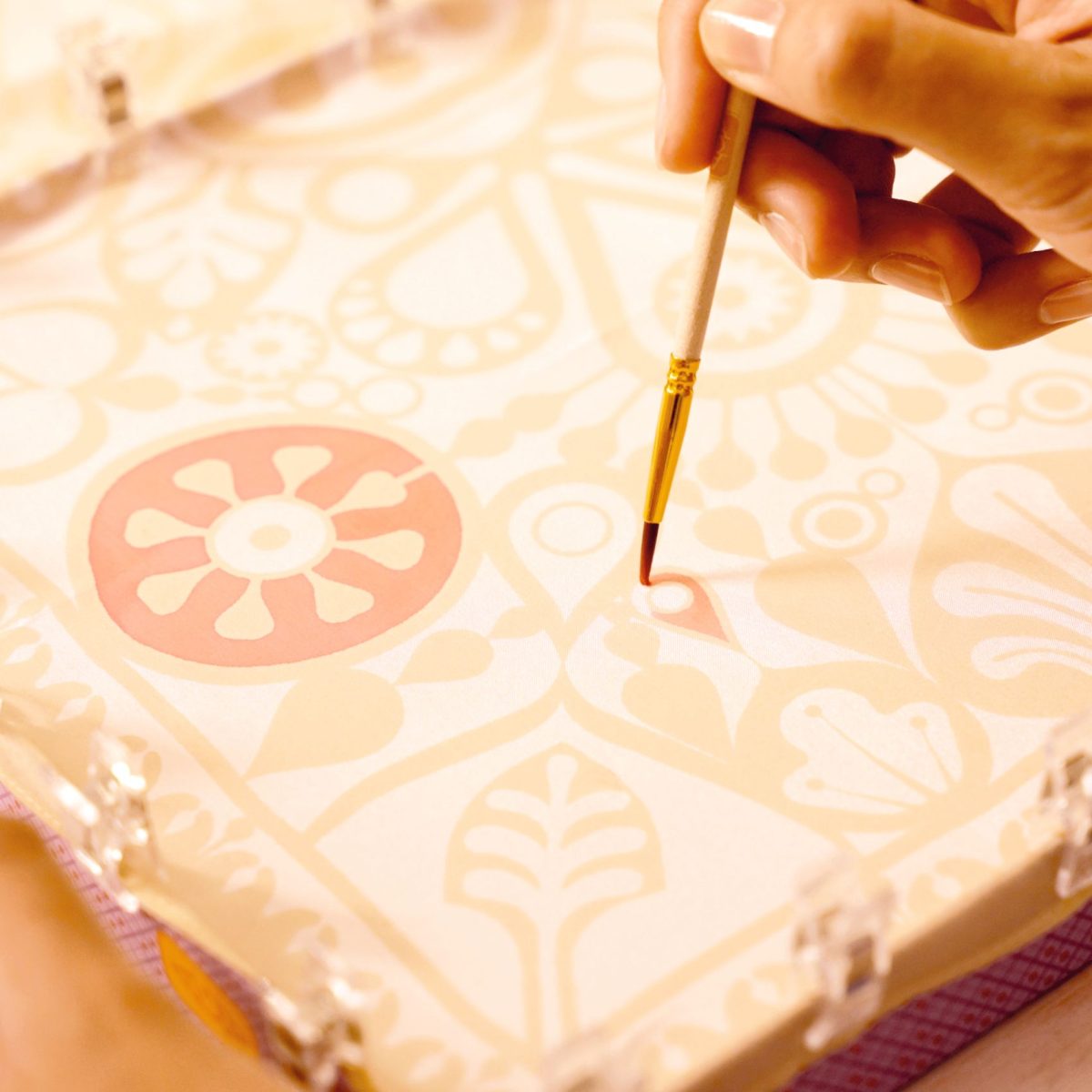 Djeco: AGA Atelier 10 - zestaw artystyczny malowanie na jedwabiu 15+ - obrazek 3