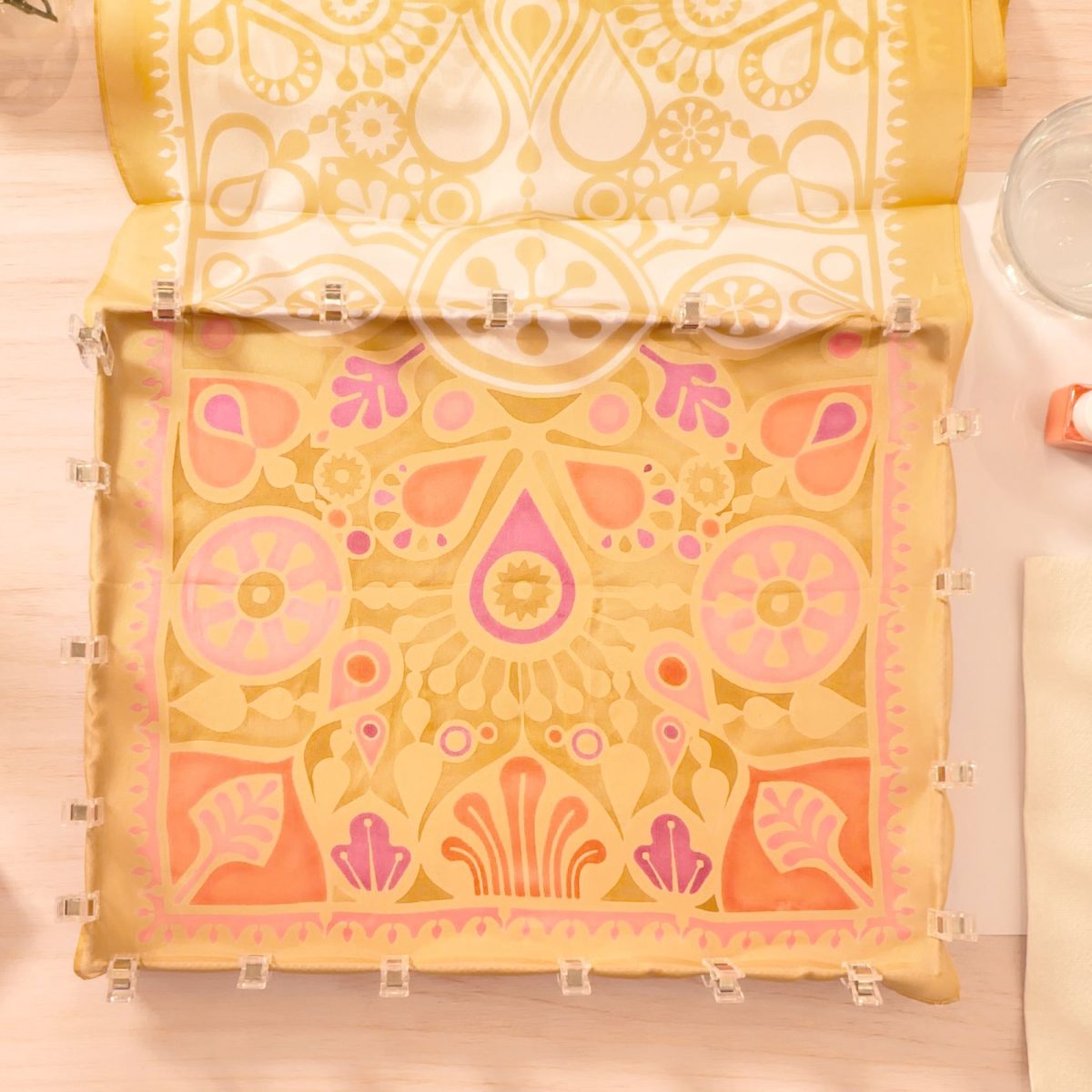 Djeco: AGA Atelier 10 - zestaw artystyczny malowanie na jedwabiu 15+ - obrazek 6