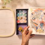 Djeco: AGA Atelier 10 - zestaw artystyczny haft koralikowy 15+ - obrazek 3