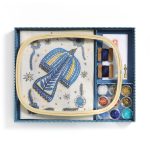 Djeco: AGA Atelier 10 - zestaw artystyczny haft koralikowy 15+ - obrazek 7