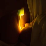 LatchLight: innowacyjna lampka nocna nie zaburzająca fazy snu z klipsem i światłem kierunkowym - obrazek 3