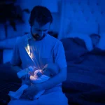 LatchLight: innowacyjna lampka nocna nie zaburzająca fazy snu z klipsem i światłem kierunkowym - obrazek 2