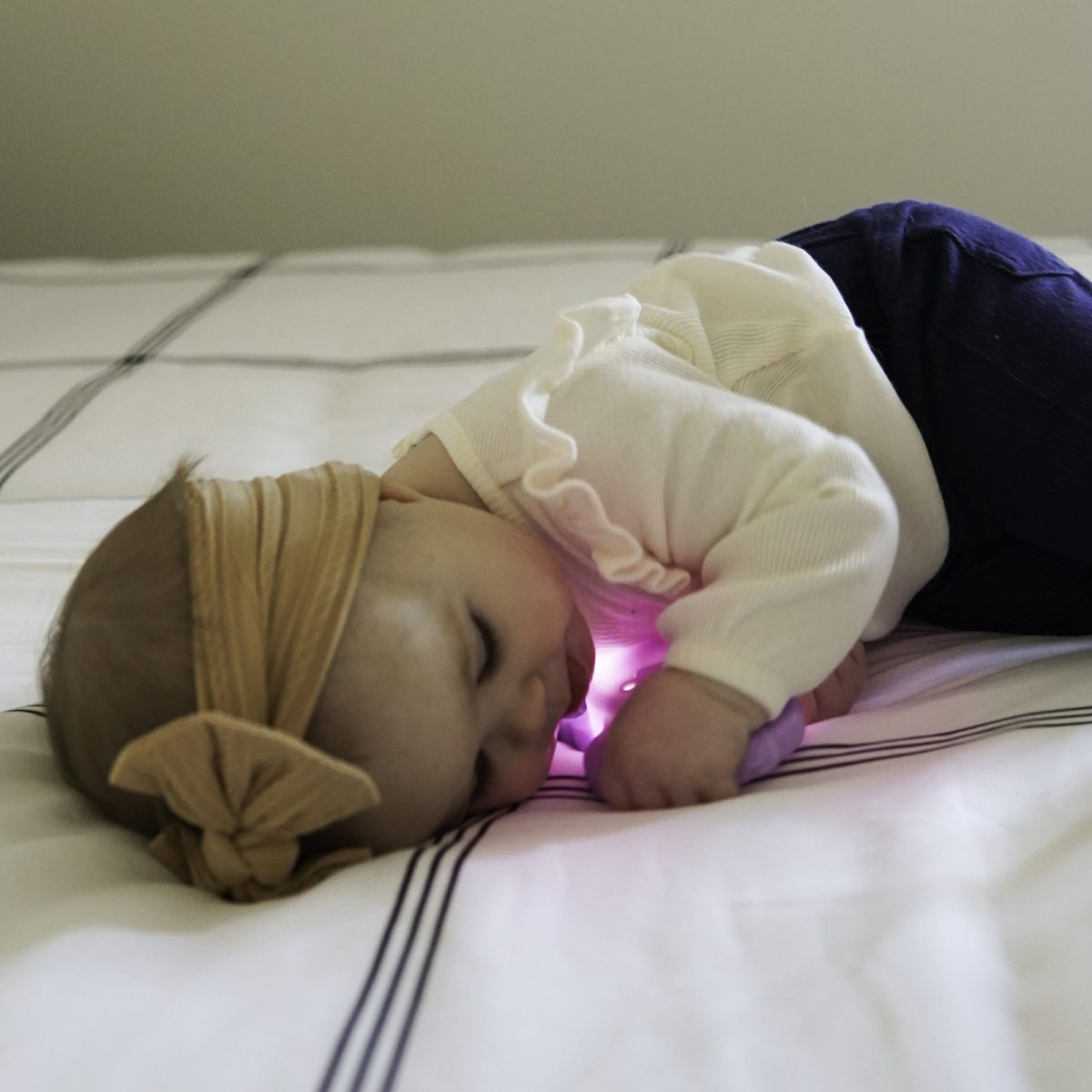 Glo Pals, Grzechotka - gryzak świecąca w ciemności, aktywowana ruchem - Lumi - obrazek 4