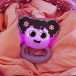 Glo Pals, Grzechotka - gryzak świecąca w ciemności, aktywowana ruchem - Lumi - obrazek 2