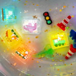 Glo Pals, Kostki sensoryczne świecące w wodzie 6 sztuk - Pojazdy - obrazek 2