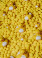 Petit Boum Happy Bubbles – kula sensoryczna Kaczuszka - obrazek 3