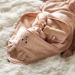 BabyOno: Okrycie kąpielowe bambusowe z kapturkiem 100x100cm różowe - obrazek 4