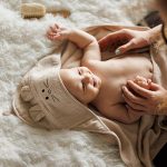 BabyOno: Okrycie kąpielowe bambusowe z kapturkiem 100x100cm jasny beż - obrazek 4