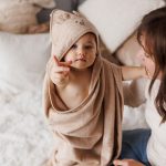 BabyOno: Okrycie kąpielowe bambusowe z kapturkiem 100x100cm ciemny beż - obrazek 2