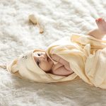 BabyOno: Okrycie kąpielowe bambusowe z kapturkiem 100x100cm kremowe - obrazek 4