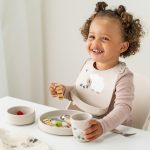 Done by Deer Zestaw Obiadowy z Przyssawką Tiny Farm Sand - obrazek 2