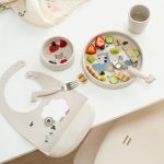 Done by Deer Zestaw Obiadowy z Przyssawką Tiny Farm Sand - obrazek 3