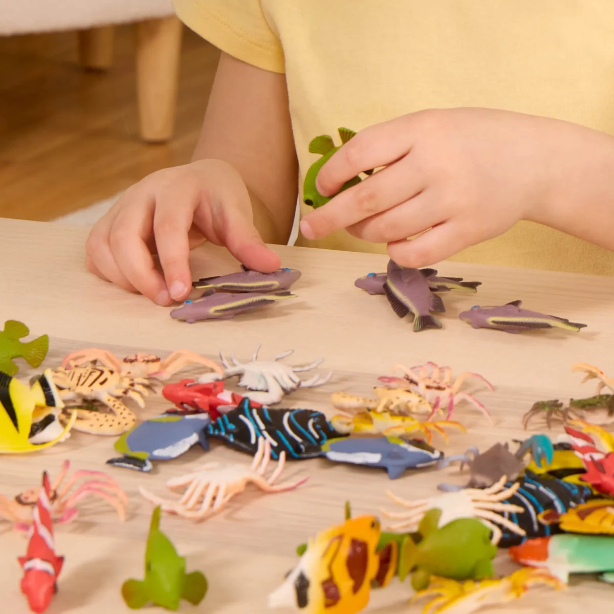 Terra by Battat: Zestaw 60 figurek w SŁOIKU - RYBY TROPIKALNE - obrazek 4