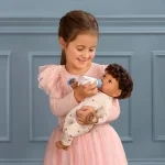 LullaBaby: Lalka NIEMOWLĘ – CHŁOPIEC z WŁOSAMI i butelką z efektem mleka 2+ - obrazek 6