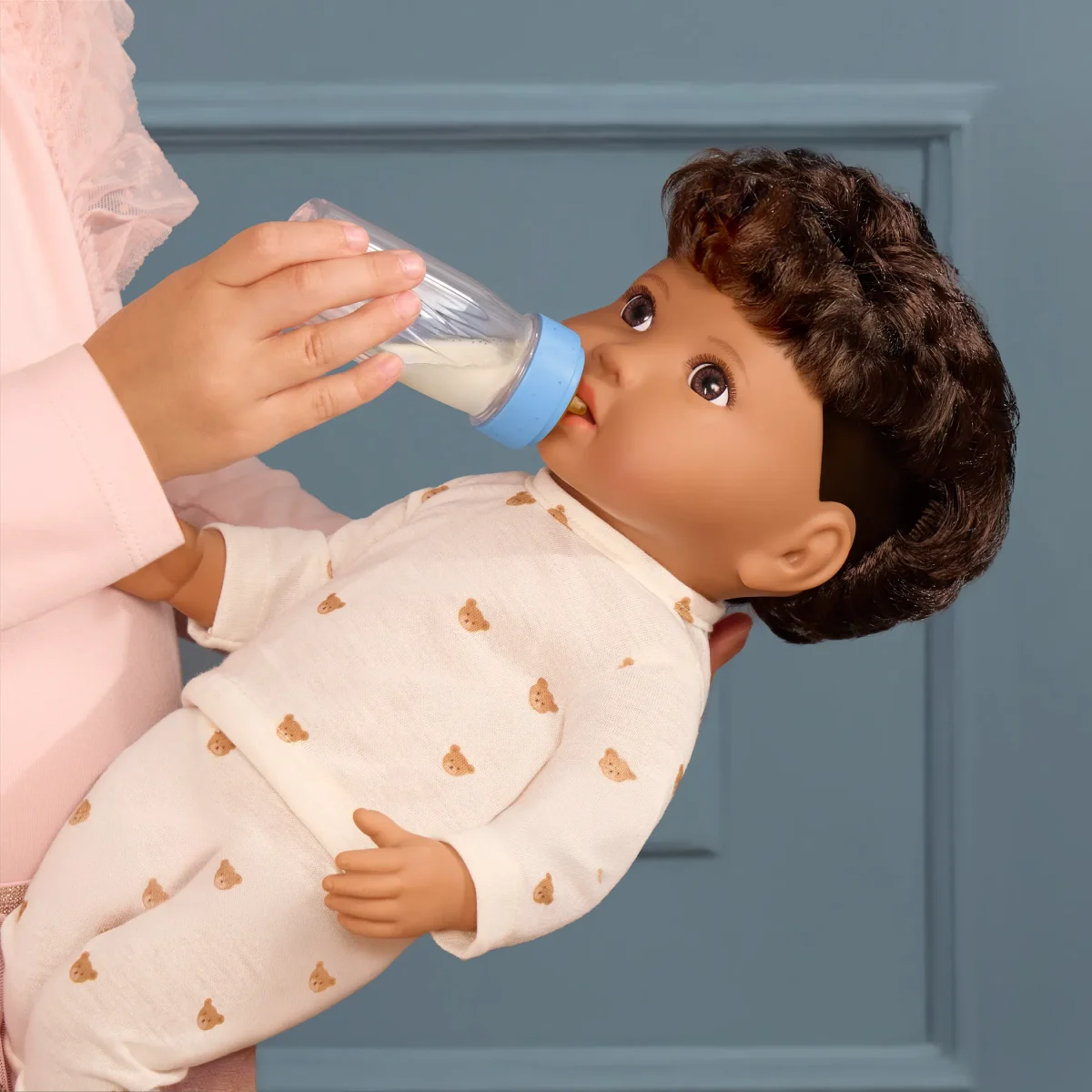 LullaBaby: Lalka NIEMOWLĘ – CHŁOPIEC z WŁOSAMI i butelką z efektem mleka 2+ - obrazek 2