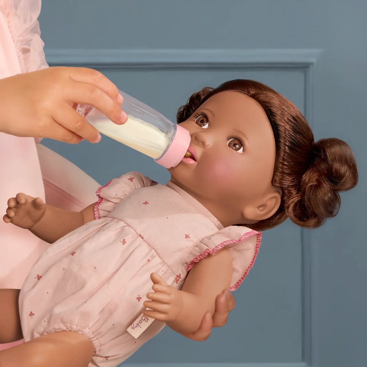 LullaBaby: Lalka NIEMOWLĘ z WŁOSAMI i butelką z efektem mleka 2+ - obrazek 3