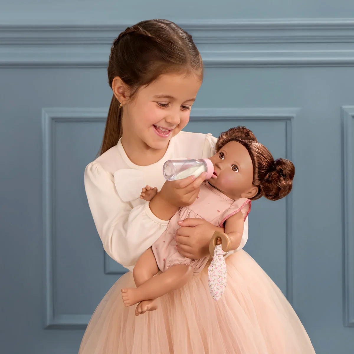 LullaBaby: Lalka NIEMOWLĘ z WŁOSAMI i butelką z efektem mleka 2+ - obrazek 2