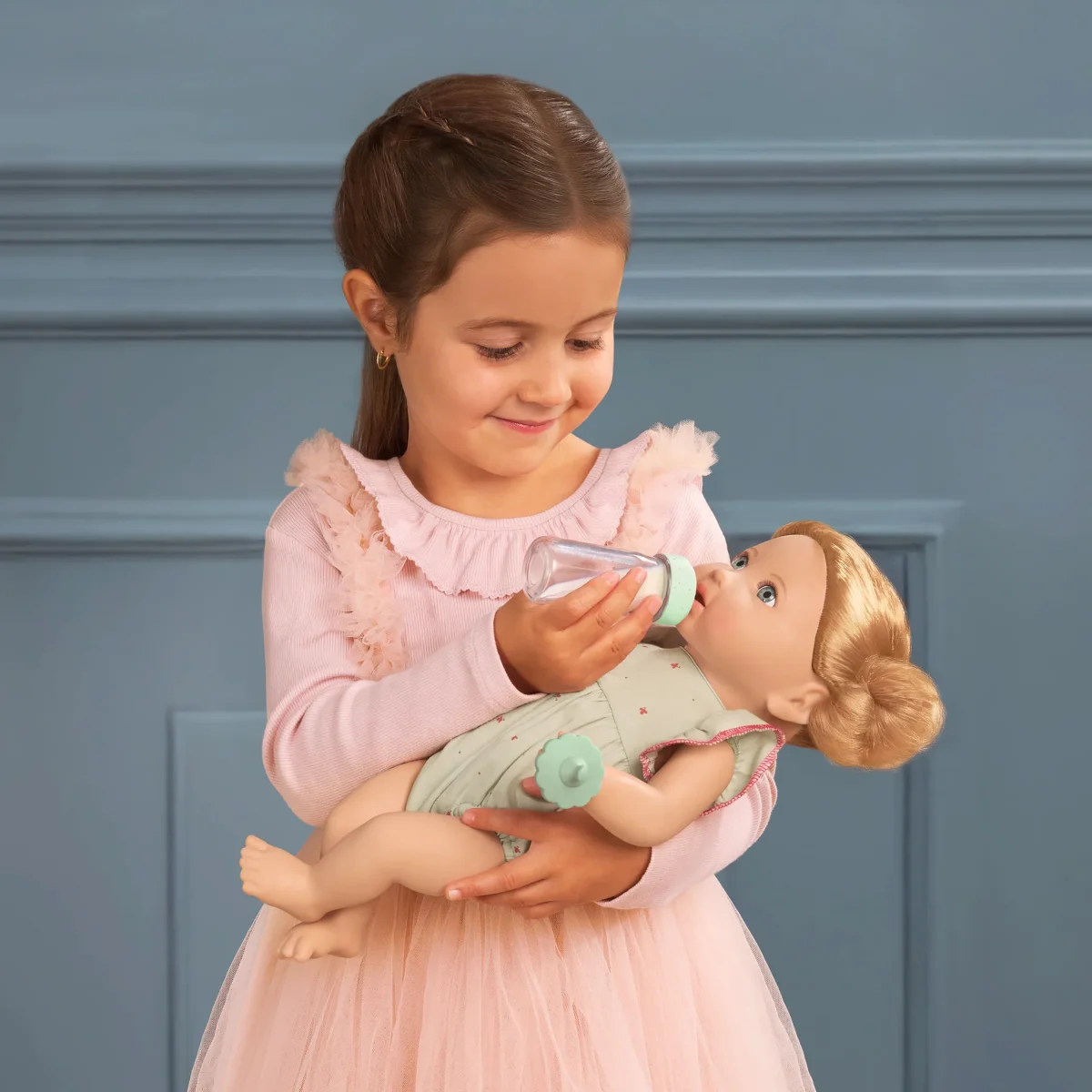 LullaBaby: Lalka NIEMOWLĘ z WŁOSAMI i butelką z efektem mleka 2+ - obrazek 2