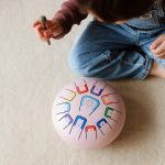 Juegaconmigo: Tambu bębenek językowy Rose Mat - Coral Reef - obrazek 3