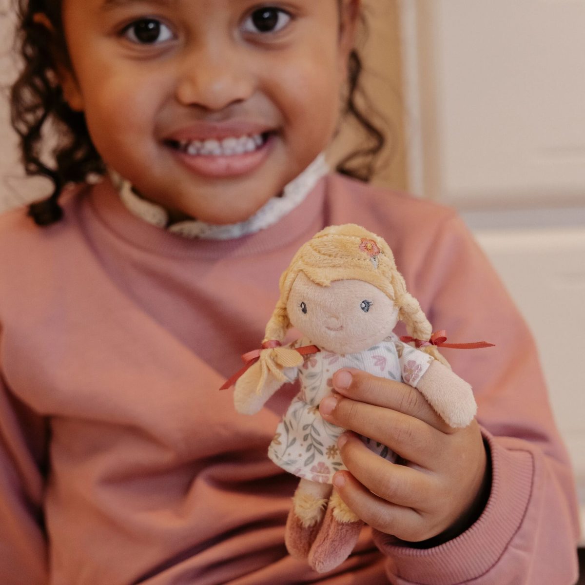 Little Dutch: miękka laleczka Julia 10 cm - obrazek 2