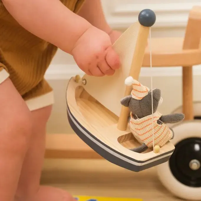 Egmont Toys®: Kotek Malo w drewnianej łódce 12m+ - obrazek 3